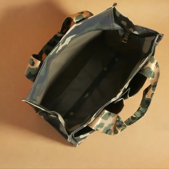 NWOT-Camo Tote Bag w/Shoulder Strap - Picture 4 of 6